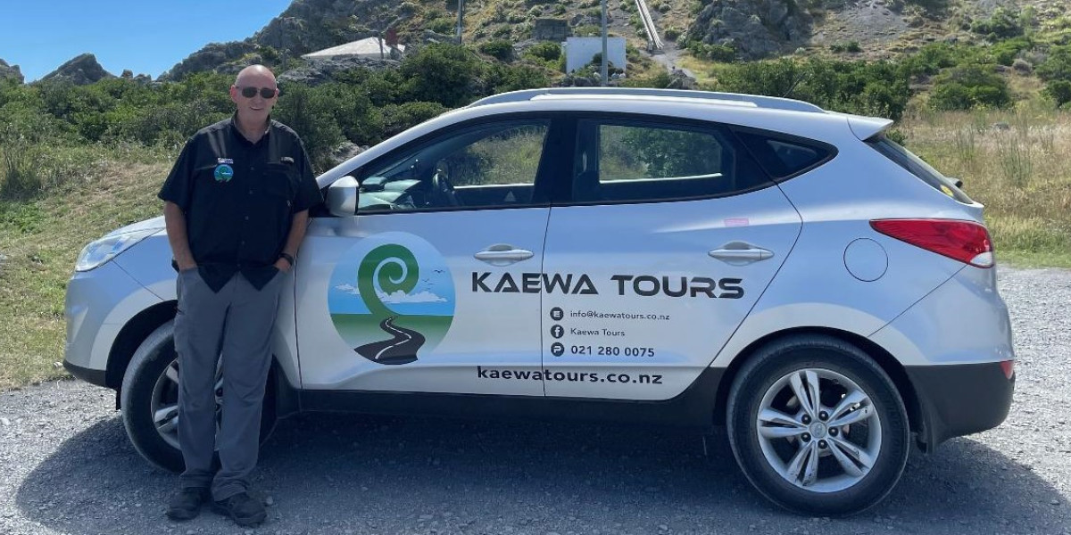 Tom standing in front of a Kaewa Tours car