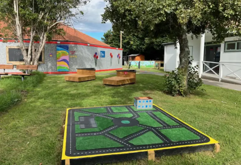 Toy car racetrack
