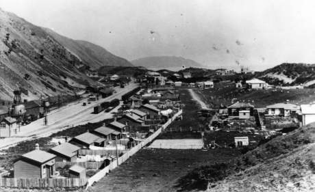 Railway station, yards, and cottages at Paekakariki in 1910.