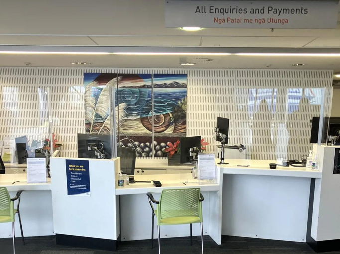 Service Centre – desk height is 755 centimetres