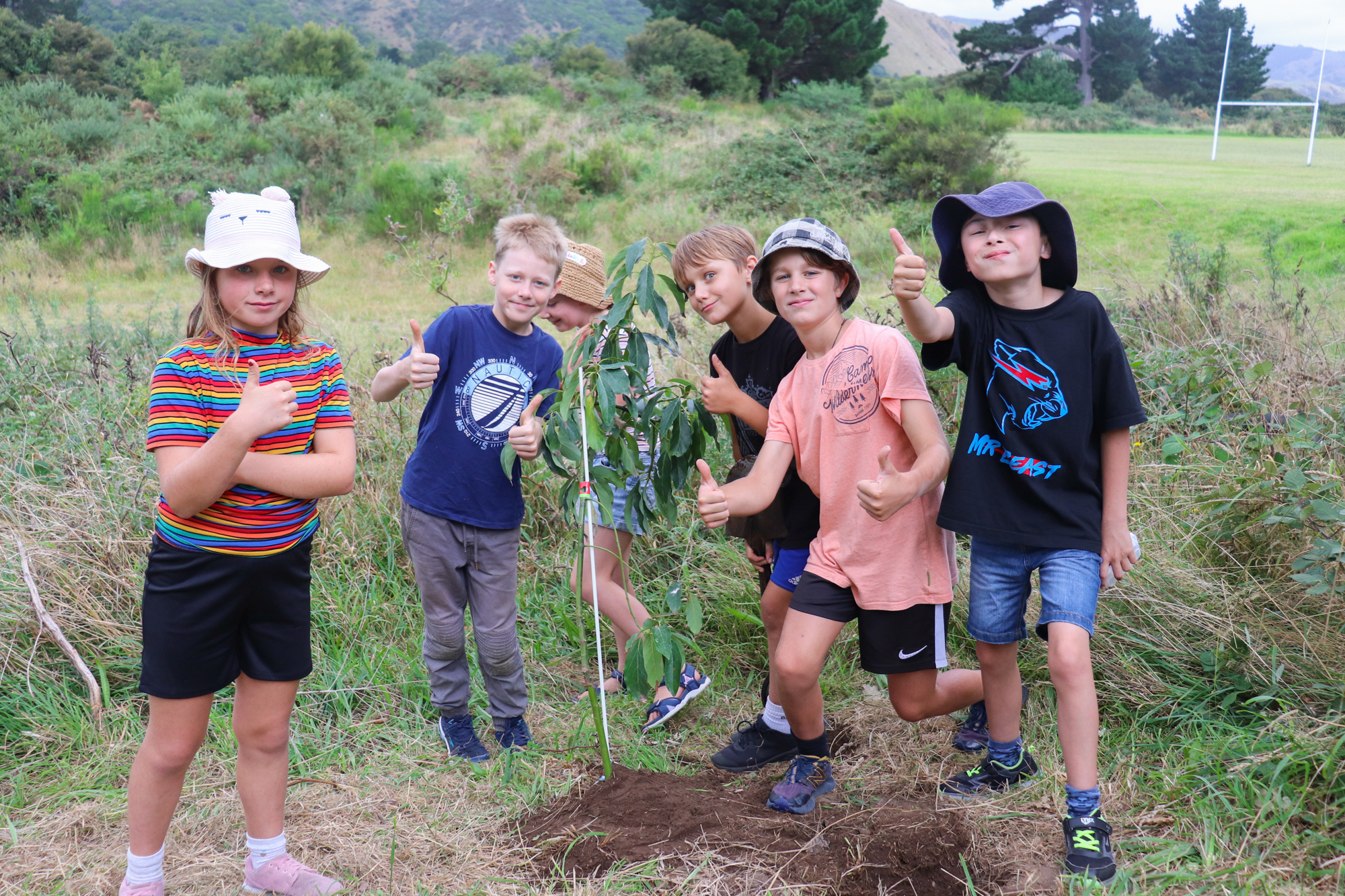 Kāpiti Horticultural Society planting with Raumati South School