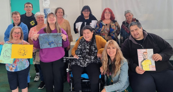 2023 Kāpiti Good Sorts award winner with differently abled young artists and their caregivers at Kāpiti Art Studio.