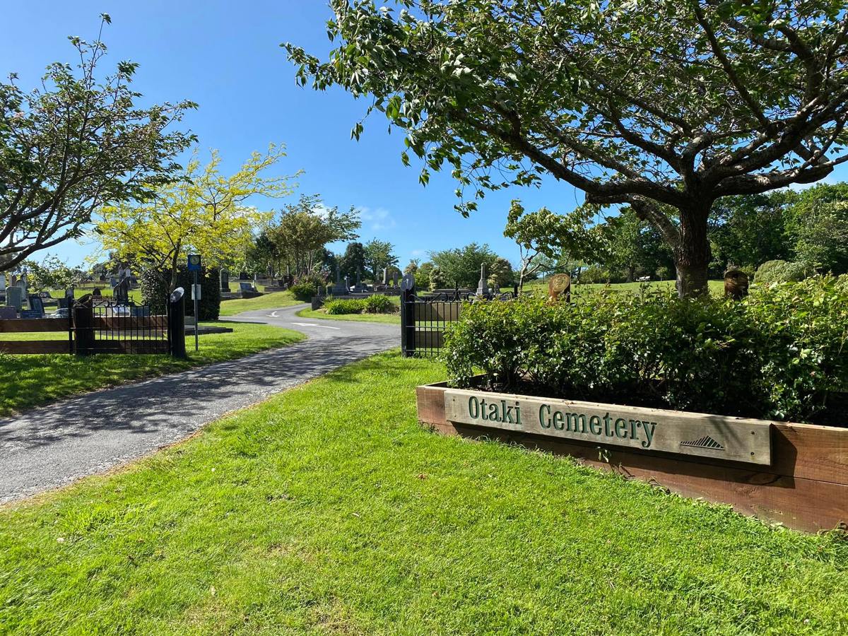 Photo of the entrance to Ōtaki Cemetery.